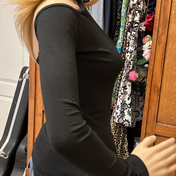 Black cold shoulder, halter top with sleeves. - Picture 5 of 6